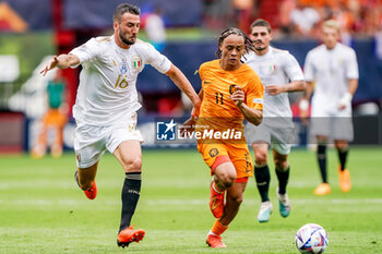 2023-06-18 - Bryan Cristante of Italy battles for the ball with Xavi Simons of The Netherlands during the UEFA Nations League 2023, Third-place match between Netherlands and Italy on June 18, 2023 at De Grolsch Veste, FC Twente stadium in Enschede, Netherlands - FOOTBALL - UEFA NATIONS LEAGUE 2023 - 3RD PLACE - NETHERLANDS V ITALY - UEFA NATIONS LEAGUE - SOCCER