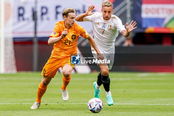 2023-06-18 - Frenkie de Jong of The Netherlands battles for the ball with Davide Frattesi of Italy during the UEFA Nations League 2023, Third-place match between Netherlands and Italy on June 18, 2023 at De Grolsch Veste, FC Twente stadium in Enschede, Netherlands - FOOTBALL - UEFA NATIONS LEAGUE 2023 - 3RD PLACE - NETHERLANDS V ITALY - UEFA NATIONS LEAGUE - SOCCER
