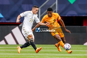 2023-06-18 - Giacomo Raspadori of Italy battles for the ball with Denzel Dumfries of The Netherlands during the UEFA Nations League 2023, Third-place match between Netherlands and Italy on June 18, 2023 at De Grolsch Veste, FC Twente stadium in Enschede, Netherlands - FOOTBALL - UEFA NATIONS LEAGUE 2023 - 3RD PLACE - NETHERLANDS V ITALY - UEFA NATIONS LEAGUE - SOCCER