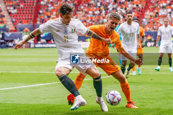 2023-06-18 - Nicolo Zaniolo of Italy battles for the ball with Joey Veerman of The Netherlands during the UEFA Nations League 2023, Third-place match between Netherlands and Italy on June 18, 2023 at De Grolsch Veste, FC Twente stadium in Enschede, Netherlands - FOOTBALL - UEFA NATIONS LEAGUE 2023 - 3RD PLACE - NETHERLANDS V ITALY - UEFA NATIONS LEAGUE - SOCCER
