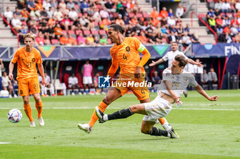 2023-06-18 - Federico Chiesa of Italy scores his sides third goal, Virgil van Dijk of The Netherlands during the UEFA Nations League 2023, Third-place match between Netherlands and Italy on June 18, 2023 at De Grolsch Veste, FC Twente stadium in Enschede, Netherlands - FOOTBALL - UEFA NATIONS LEAGUE 2023 - 3RD PLACE - NETHERLANDS V ITALY - UEFA NATIONS LEAGUE - SOCCER
