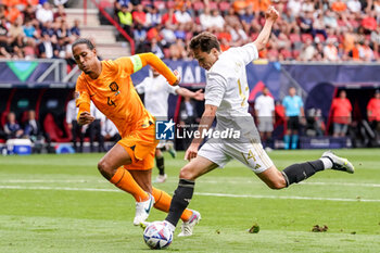 2023-06-18 - Federico Chiesa of Italy scores his sides third goal, Virgil van Dijk of The Netherlands during the UEFA Nations League 2023, Third-place match between Netherlands and Italy on June 18, 2023 at De Grolsch Veste, FC Twente stadium in Enschede, Netherlands - FOOTBALL - UEFA NATIONS LEAGUE 2023 - 3RD PLACE - NETHERLANDS V ITALY - UEFA NATIONS LEAGUE - SOCCER