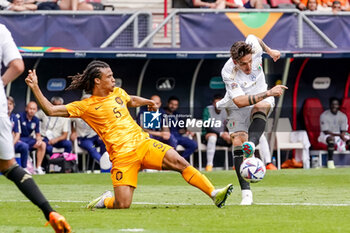 2023-06-18 - Nicolo Zaniolo of Italy and Nathan Aké of Netherlands during the UEFA Nations League 2023, Third-place match between Netherlands and Italy on June 18, 2023 at De Grolsch Veste, FC Twente stadium in Enschede, Netherlands - FOOTBALL - UEFA NATIONS LEAGUE 2023 - 3RD PLACE - NETHERLANDS V ITALY - UEFA NATIONS LEAGUE - SOCCER