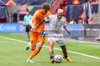 2023-06-18 - Mats Wieffer of The Netherlands battles for the ball with Federico Dimarco of Italy during the UEFA Nations League 2023, Third-place match between Netherlands and Italy on June 18, 2023 at De Grolsch Veste, FC Twente stadium in Enschede, Netherlands - FOOTBALL - UEFA NATIONS LEAGUE 2023 - 3RD PLACE - NETHERLANDS V ITALY - UEFA NATIONS LEAGUE - SOCCER