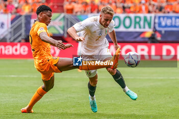 2023-06-18 - Denzel Dumfries of The Netherlands battles for the ball with Davide Frattesi of Italy during the UEFA Nations League 2023, Third-place match between Netherlands and Italy on June 18, 2023 at De Grolsch Veste, FC Twente stadium in Enschede, Netherlands - FOOTBALL - UEFA NATIONS LEAGUE 2023 - 3RD PLACE - NETHERLANDS V ITALY - UEFA NATIONS LEAGUE - SOCCER