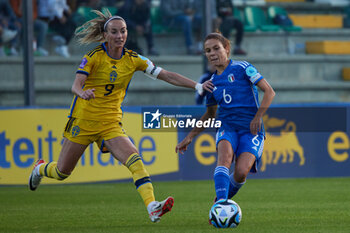 2023-09-26 - Manuela Giugliano of Italy and Kosovare Asllani of Sweden compete for the ball during the UEFA Womens Nations League match between Italy and Sweden at on September 26, 2023 in Castel di Sangro, Italy. ©Photo: Cinzia Camela. - ITALY WOMEN VS SWEDEN - UEFA NATIONS LEAGUE - SOCCER