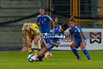 2023-09-26 - Martina Piemonte of Italy and Lina Hurtig of Sweden compete for the ball during the UEFA Womens Nations League match between Italy and Sweden at on September 26, 2023 in Castel di Sangro, Italy. ©Photo: Cinzia Camela. - ITALY WOMEN VS SWEDEN - UEFA NATIONS LEAGUE - SOCCER