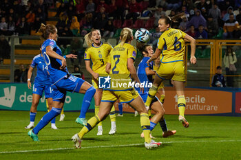 2023-09-26 - Cristiana Girelli of Italy, Linda Sembrand, Jonna Andersson and Magdalena Eriksson of Sweden compete for the ball during the UEFA Womens Nations League match between Italy and Sweden at on September 26, 2023 in Castel di Sangro, Italy. ©Photo: Cinzia Camela. - ITALY WOMEN VS SWEDEN - UEFA NATIONS LEAGUE - SOCCER