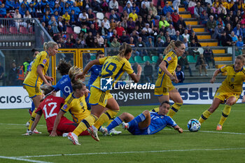 2023-09-26 - Lucia Di Guglielmo, Valentina Giacinti of Italy and goalkeeper Jennifer Falk, Linda Sembrant, Johanna Ritting Kaneryd of Sweden compete for the ball during the UEFA Womens Nations League match between Italy and Sweden at on September 26, 2023 in Castel di Sangro, Italy. ©Photo: Cinzia Camela. - ITALY WOMEN VS SWEDEN - UEFA NATIONS LEAGUE - SOCCER