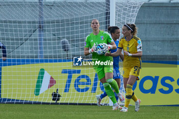 2023-09-26 - Laura Giuliani of Italy and Kosovare Asllani of Sweden in action during the UEFA Womens Nations League match between Italy and Sweden at on September 26, 2023 in Castel di Sangro, Italy. ©Photo: Cinzia Camela. - ITALY WOMEN VS SWEDEN - UEFA NATIONS LEAGUE - SOCCER
