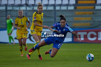 2023-09-26 - Martina Piemonte of Italy and Nathalie Bjorn of Sweden compete for the ball during the UEFA Womens Nations League match between Italy and Sweden at on September 26, 2023 in Castel di Sangro, Italy. ©Photo: Cinzia Camela. - ITALY WOMEN VS SWEDEN - UEFA NATIONS LEAGUE - SOCCER