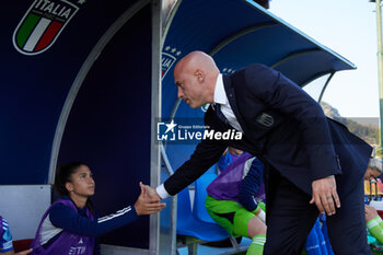 2023-09-26 - Italian coach Andrea Soncin shaking hand with Chiara Beccari of Italy before the UEFA Womens Nations League match between Italy and Sweden at on September 26, 2023 in Castel di Sangro, Italy. ©Photo: Cinzia Camela. - ITALY WOMEN VS SWEDEN - UEFA NATIONS LEAGUE - SOCCER