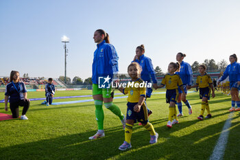 2023-09-26 - Italian Team enter the pitc before the UEFA Womens Nations League match between Italy and Sweden at on September 26, 2023 in Castel di Sangro, Italy. ©Photo: Cinzia Camela. - ITALY WOMEN VS SWEDEN - UEFA NATIONS LEAGUE - SOCCER