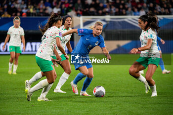 2023-08-02 - Eugenie Le Sommer of France controls the ball during the 2023 UEFA Women’s Nations League, League A - Group A2 football match between France and Portugal on 22 September 2023 at Stade du Hainaut - Valenciennes, France - FOOTBALL - WOMEN'S NATIONS LEAGUE 2023 - FRANCE V PORTUGAL - UEFA NATIONS LEAGUE - SOCCER