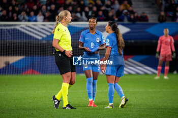 2023-08-02 - Grace Geyoro of France and Selma Bacha of France react to referee during the 2023 UEFA Women’s Nations League, League A - Group A2 football match between France and Portugal on 22 September 2023 at Stade du Hainaut - Valenciennes, France - FOOTBALL - WOMEN'S NATIONS LEAGUE 2023 - FRANCE V PORTUGAL - UEFA NATIONS LEAGUE - SOCCER