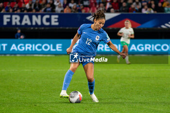2023-08-02 - Clara Mateo of France controls the ball during the 2023 UEFA Women’s Nations League, League A - Group A2 football match between France and Portugal on 22 September 2023 at Stade du Hainaut - Valenciennes, France - FOOTBALL - WOMEN'S NATIONS LEAGUE 2023 - FRANCE V PORTUGAL - UEFA NATIONS LEAGUE - SOCCER