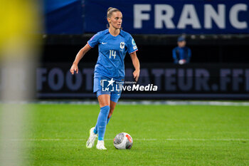 2023-08-02 - Sandie Toletti of France controls the ball during the 2023 UEFA Women’s Nations League, League A - Group A2 football match between France and Portugal on 22 September 2023 at Stade du Hainaut - Valenciennes, France - FOOTBALL - WOMEN'S NATIONS LEAGUE 2023 - FRANCE V PORTUGAL - UEFA NATIONS LEAGUE - SOCCER