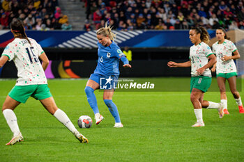 2023-08-02 - Amandine Henry of France controls the ball during the 2023 UEFA Women’s Nations League, League A - Group A2 football match between France and Portugal on 22 September 2023 at Stade du Hainaut - Valenciennes, France - FOOTBALL - WOMEN'S NATIONS LEAGUE 2023 - FRANCE V PORTUGAL - UEFA NATIONS LEAGUE - SOCCER