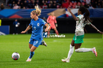 2023-08-02 - Eugenie Le Sommer of France and Andreia Norton of Portugal fight for the ball during the 2023 UEFA Women’s Nations League, League A - Group A2 football match between France and Portugal on 22 September 2023 at Stade du Hainaut - Valenciennes, France - FOOTBALL - WOMEN'S NATIONS LEAGUE 2023 - FRANCE V PORTUGAL - UEFA NATIONS LEAGUE - SOCCER