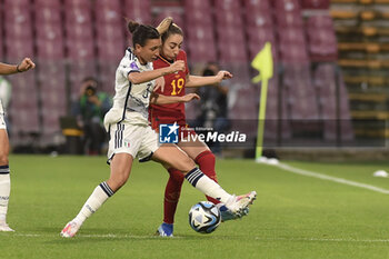 2023-10-27 - Laura Di Guglielmo of Italy competes for the ball with Olga Carbonara of Spain during Soccer - Uefa Nations League between Women - Italy vs Spain at Arechi Stadium - WOMEN - ITALY VS SPAIN - UEFA NATIONS LEAGUE - SOCCER