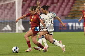 2023-10-27 - Laura Di Guglielmo of Italy competes for the ball with Mariona Caldentey of Spain during Soccer - Uefa Nations League between Women - Italy vs Spain at Arechi Stadium - WOMEN - ITALY VS SPAIN - UEFA NATIONS LEAGUE - SOCCER