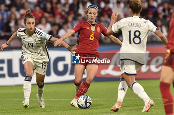 2023-10-27 - Aitana Bonmati of Spain competes for the ball with Martini Lenzini of Italy during Soccer - Uefa Nations League between Women - Italy vs Spain at Arechi Stadium - WOMEN - ITALY VS SPAIN - UEFA NATIONS LEAGUE - SOCCER