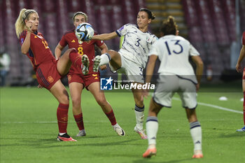 2023-10-27 - Laura Di Guglielmo of Italy competes for the ball with Alexia Putellas of Spain during Soccer - Uefa Nations League between Women - Italy vs Spain at Arechi Stadium - WOMEN - ITALY VS SPAIN - UEFA NATIONS LEAGUE - SOCCER