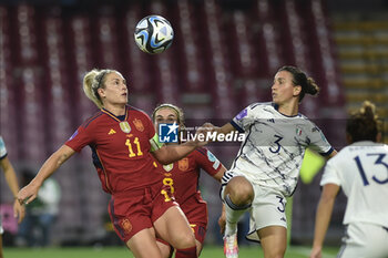 2023-10-27 - Laura Di Guglielmo of Italy competes for the ball with Alexia Putellas of Spain during Soccer - Uefa Nations League between Women - Italy vs Spain at Arechi Stadium - WOMEN - ITALY VS SPAIN - UEFA NATIONS LEAGUE - SOCCER