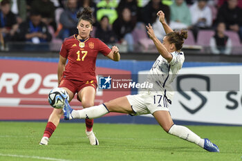 2023-10-27 - Lucia Garcia of Spain competes for the ball with Lisa Boattin of Italy during Soccer - Uefa Nations League between Women - Italy vs Spain at Arechi Stadium - WOMEN - ITALY VS SPAIN - UEFA NATIONS LEAGUE - SOCCER