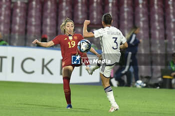 2023-10-27 - Olga Carbonara of Spain competes for the ball with Laura Di Guglielmo of Italy during Soccer - Uefa Nations League between Women - Italy vs Spain at Arechi Stadium - WOMEN - ITALY VS SPAIN - UEFA NATIONS LEAGUE - SOCCER