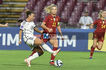 2023-10-27 - Alexia Putellas of Spain competes for the ball with Arianna Caruso of Italy during Soccer - Uefa Nations League between Women - Italy vs Spain at Arechi Stadium - WOMEN - ITALY VS SPAIN - UEFA NATIONS LEAGUE - SOCCER