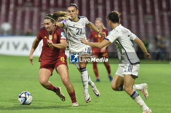 2023-10-27 - Mariona Caldentey of Spain competes for the ball with Agnese Bonfantini of Italy during Soccer - Uefa Nations League between Women - Italy vs Spain at Arechi Stadium - WOMEN - ITALY VS SPAIN - UEFA NATIONS LEAGUE - SOCCER