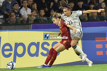2023-10-27 - Olga Carbonara of Spain competes for the ball with Agnese Bonfantini of Italy during Soccer - Uefa Nations League between Women - Italy vs Spain at Arechi Stadium - WOMEN - ITALY VS SPAIN - UEFA NATIONS LEAGUE - SOCCER