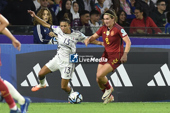 2023-10-27 - Elina Bartoli of mItaly competes for the ball with Mariona Caldentey of Spain during Soccer - Uefa Nations League between Women - Italy vs Spain at Arechi Stadium - WOMEN - ITALY VS SPAIN - UEFA NATIONS LEAGUE - SOCCER