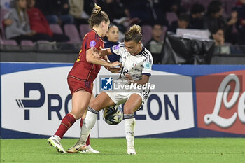 2023-10-27 - Arianna Caruso of Italy competes for the ball with Salma Paralluelo of Spain during Soccer - Uefa Nations League between Women - Italy vs Spain at Arechi Stadium - WOMEN - ITALY VS SPAIN - UEFA NATIONS LEAGUE - SOCCER