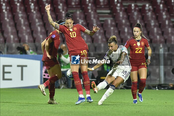 2023-10-27 - Jennifer Hermoso of Spain competes for the ball with Arianna Caruso of Italy during Soccer - Uefa Nations League between Women - Italy vs Spain at Arechi Stadium - WOMEN - ITALY VS SPAIN - UEFA NATIONS LEAGUE - SOCCER