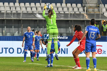 2023-12-05 - Laura Giuliani of Italia save the ball during Women Nation League match between Italia and Swittzerland at Stadio Ennio Tardini, Parma - WOMEN - ITALY VS SWITZERLAND - UEFA NATIONS LEAGUE - SOCCER
