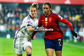 2023-12-01 - Salma Paralluelo of Spain and Martina Lenzini of Italy during the UEFA Women's Nations League, Group D football match between Spain and Italy on December 1, 2023 at Pasaron Municipal stadium in Pontevedra, Spain - FOOTBALL - WOMEN'S NATIONS LEAGUE - SPAIN V ITALY - UEFA NATIONS LEAGUE - SOCCER