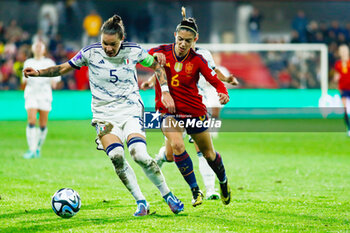 2023-12-01 - Elena Linari of Italy and Aitana Bonmati of Spain during the UEFA Women's Nations League, Group D football match between Spain and Italy on December 1, 2023 at Pasaron Municipal stadium in Pontevedra, Spain - FOOTBALL - WOMEN'S NATIONS LEAGUE - SPAIN V ITALY - UEFA NATIONS LEAGUE - SOCCER