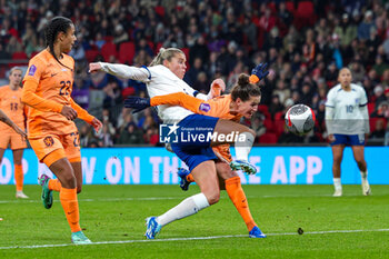 2023-12-01 - Alessia Russo (23) of England and Merel van Dongen (5) of Netherlands during the UEFA Women's Nations League, Group A football match between England and Netherlands on 1 December 2023 at Wembley Stadium in London, England - FOOTBALL - WOMEN'S NATIONS LEAGUE - ENGLAND V NETHERLANDS - UEFA NATIONS LEAGUE - SOCCER