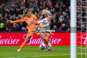 2023-12-01 - Victoria Pelova (17) of Netherlands and Lauren Hemp (11) of England during the UEFA Women's Nations League, Group A football match between England and Netherlands on 1 December 2023 at Wembley Stadium in London, England - FOOTBALL - WOMEN'S NATIONS LEAGUE - ENGLAND V NETHERLANDS - UEFA NATIONS LEAGUE - SOCCER