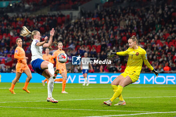 2023-12-01 - Daphne van Domselaar (1) of Netherlands and Beth Mead (17) of England during the UEFA Women's Nations League, Group A football match between England and Netherlands on 1 December 2023 at Wembley Stadium in London, England - FOOTBALL - WOMEN'S NATIONS LEAGUE - ENGLAND V NETHERLANDS - UEFA NATIONS LEAGUE - SOCCER