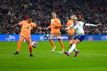 2023-12-01 - Lauren Hemp (11) of England and Sherida Spitse of Netherlands during the UEFA Women's Nations League, Group A football match between England and Netherlands on 1 December 2023 at Wembley Stadium in London, England - FOOTBALL - WOMEN'S NATIONS LEAGUE - ENGLAND V NETHERLANDS - UEFA NATIONS LEAGUE - SOCCER