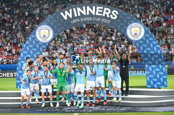 16/08/2023 - The Manchester City players celebrate with the trophy after their victory in a penalty shootout during the UEFA Super Cup 2023 match between Manchester City FC and Sevilla FC at Karaiskakis Stadium on August 16, 2023 in Piraeus, Greece. - UEFA SUPER CUP MANCHESTER CITY VS SEVILLA FC - SUPERCOPPA EUROPEA - CALCIO