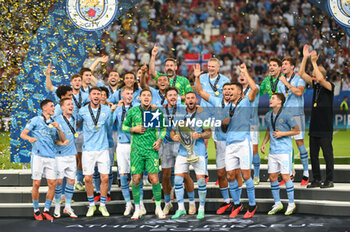 2023-08-16 - The Manchester City players celebrate with the trophy after their victory in a penalty shootout during the UEFA Super Cup 2023 match between Manchester City FC and Sevilla FC at Karaiskakis Stadium on August 16, 2023 in Piraeus, Greece. - UEFA SUPER CUP MANCHESTER CITY VS SEVILLA FC - UEFA SUPER CUP - SOCCER