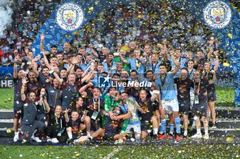 2023-08-16 - The Manchester City players & staff celebrate with the trophy after their victory in a penalty shootout during the UEFA Super Cup 2023 match between Manchester City FC and Sevilla FC at Karaiskakis Stadium on August 16, 2023 in Piraeus, Greece. - UEFA SUPER CUP MANCHESTER CITY VS SEVILLA FC - UEFA SUPER CUP - SOCCER