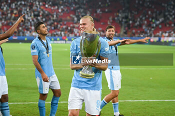 2023-08-16 - 9 ERLING HAALAND of Manchester City with the trophy after winning the UEFA Super Cup match between Manchester City and Sevilla FC at Georgios Karaiskakis Stadium on August 16, 2023, in Piraeus, Greece. - UEFA SUPER CUP MANCHESTER CITY VS SEVILLA FC - UEFA SUPER CUP - SOCCER