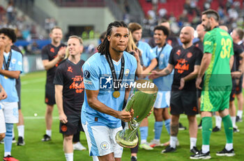 16/08/2023 - 6 NATHAN AKE of Manchester City with the trophy after winning the UEFA Super Cup match between Manchester City and Sevilla FC at Georgios Karaiskakis Stadium on August 16, 2023, in Piraeus, Greece. - UEFA SUPER CUP MANCHESTER CITY VS SEVILLA FC - SUPERCOPPA EUROPEA - CALCIO