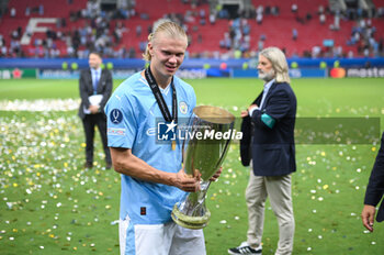 2023-08-16 - 9 ERLING HAALAND of Manchester City with the trophy after winning the UEFA Super Cup match between Manchester City and Sevilla FC at Georgios Karaiskakis Stadium on August 16, 2023, in Piraeus, Greece. - UEFA SUPER CUP MANCHESTER CITY VS SEVILLA FC - UEFA SUPER CUP - SOCCER