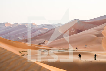 2023-01-12 - Photographers in the dunes during the Stage 11 of the Dakar 2023 between Shaybah and Empty Quarter Marathon, on January 12, 2023 in Empty Quarter Marathon, Saudi Arabia - AUTO - DAKAR 2023 - STAGE 11 - GIRO D'ITALIA - CYCLING